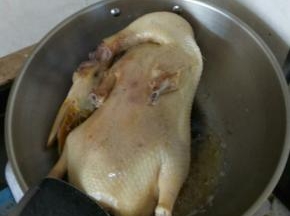 把鸭子放进去，小火慢煎。待底部变黄后翻面。