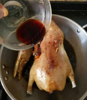 然后淋在鸭子身上。