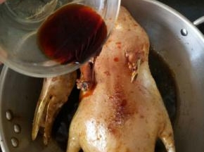 然后淋在鸭子身上。