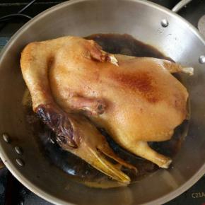 几分钟就翻面一次，让整只鸭子都沾上酱油。