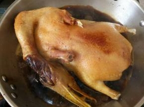 几分钟就翻面一次，让整只鸭子都沾上酱油。