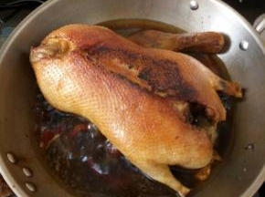 再翻面一次，加盖焖20分钟左右即可出锅。