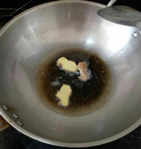 热锅凉油下姜片，煸炒一下。