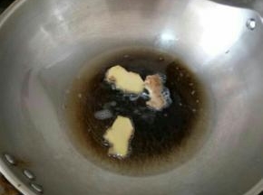 热锅凉油下姜片，煸炒一下。