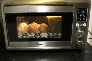 再放入东菱烤箱底层150度，45分钟。表面上色金黄即可覆盖锡纸。