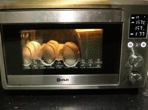 再放入东菱烤箱底层150度，45分钟。表面上色金黄即可覆盖锡纸。