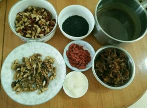 准备好其他材料。还有提前准备一个盒子，铺上保鲜袋，在保鲜袋上刷一层油防粘。