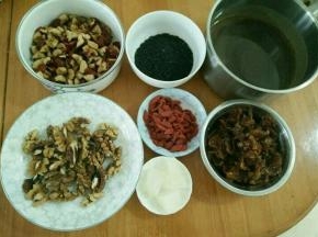 准备好其他材料。还有提前准备一个盒子，铺上保鲜袋，在保鲜袋上刷一层油防粘。