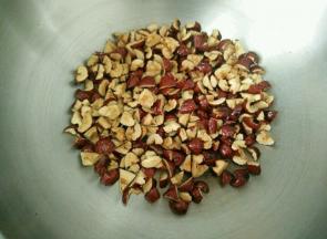 红枣去壳剪成小块，放锅里稍微炒一下。