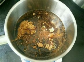 阿胶块打成粉末，加入黄酒浸泡一天。