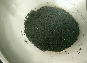 芝麻也用锅炒熟，核桃就用烤箱烤，然后也掰成小块。