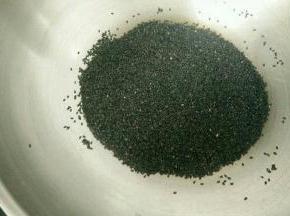 芝麻也用锅炒熟，核桃就用烤箱烤，然后也掰成小块。