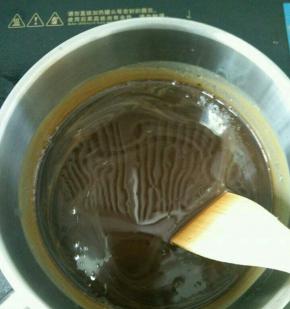 浸泡好的阿胶放到电磁炉，小火煮开。加入冰糖，继续最小火煮。一边用木铲搅拌，人不要离开，阿胶特别容易粘锅。