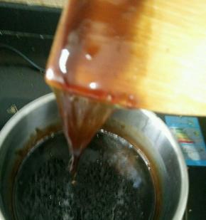 就这样不停搅拌，45分钟后就达到挂旗状态了，这时候开始放其他食材。放食材顺序从大到小，每放一次都要快速搅拌均匀。