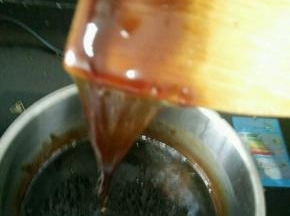 就这样不停搅拌，45分钟后就达到挂旗状态了，这时候开始放其他食材。放食材顺序从大到小，每放一次都要快速搅拌均匀。