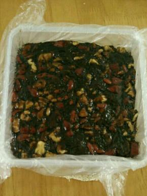 然后倒入准备好的盒子，用力压平表面。凉凉后放到冰箱冷藏几个小时。