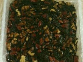 然后倒入准备好的盒子，用力压平表面。凉凉后放到冰箱冷藏几个小时。