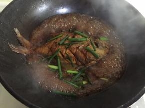 加入适量水焖煮几分钟，收汁后撒上葱段即可出锅