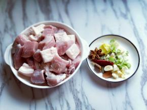 将猪肉切块，(块的大小根据个人喜欢)葱姜去皮切碎。