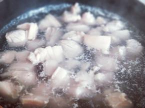 猪肉焯水，水烧开后，加入切好的猪肉，焯水2分钟即可，捞出淋干水份。