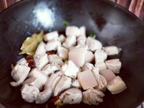 加入焯水的猪肉煸炒，将猪肉炒的微黄。