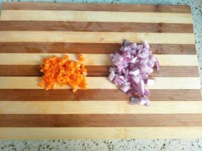 洋葱和胡萝卜切小丁