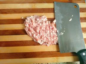 猪肉选带点肥肉的比较好，剁成肉泥