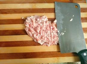 猪肉选带点肥肉的比较好，剁成肉泥