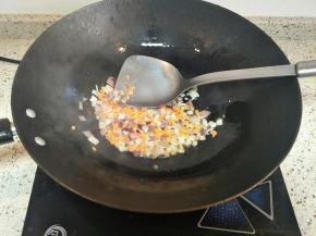 热锅倒油，下入洋葱丁和胡萝卜丁煸炒