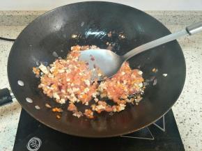 加入肉泥煸炒变色，下入西红柿丁翻炒出汁