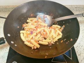 加入煮熟的螺旋面翻炒