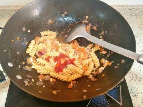 加入盐和番茄酱炒匀