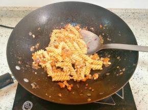 加入黑胡椒炒匀，盛出装盘