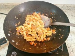 加入黑胡椒炒匀，盛出装盘