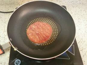 锅里倒入少许油烧热，放入解冻好的牛排煎2、3分钟