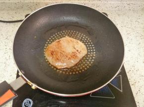 翻面再煎2、3分钟，用锅铲压着煎，可以内外均匀的受热