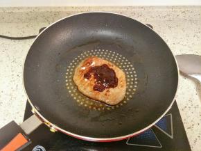 倒入黑胡椒酱抹匀装盘