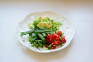 切蒜片，小葱一半切葱花一半切段，切红米椒段