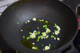 油热，加葱蒜炒香