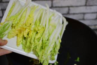 加入娃娃菜炒匀