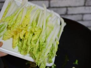 加入娃娃菜炒匀