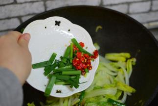 加葱段、红米椒段