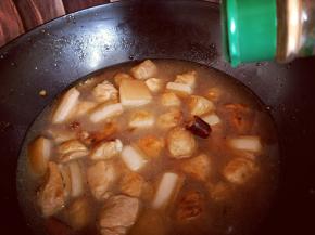 加入十三香，盖上盖子，大火烧开，转小火慢炖约40分钟。