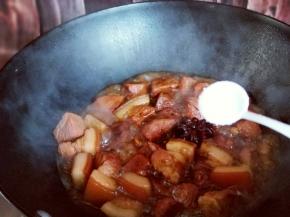 可以用一根筷子扎一下来辨别猪肉是否烂糊，觉得可以了，就可以加入盐，炒至均匀。