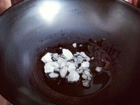 另起油锅，加入冰糖，小火将冰糖融化。