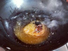 待冰糖融化，变褐色即可。