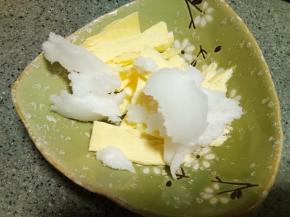 准备好黄油和椰子油，隔水融化