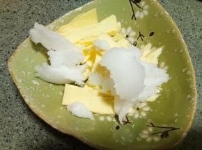 准备好黄油和椰子油，隔水融化