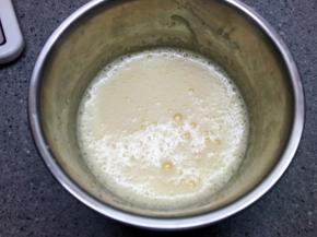 鸡蛋加糖粉打发到体积变大，颜色变白