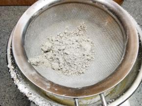 筛入黑芝麻粉和泡打粉（我是用的买的成品黑芝麻核桃粉，所以看起来发白，大家也可以自己用熟芝麻打粉来用）